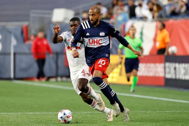 FOXBOROUGH, MA - JUNE 23: New England Revolution midfielder Teal Bunbury (10) slips past New York Red Bulls midfielder Dru Yearwood (16) during a match between the New England Revolution and the New York Red Bulls on June 23, 2021 at Gillette Stadium in Foxborough, Massachusetts. (Photo by Fred Kfoury III Icon Sportswire) SOCCER: JUN 23 MLS, Fussball Herren, USA - New York Red Bulls at New England Revolution Icon482210623021