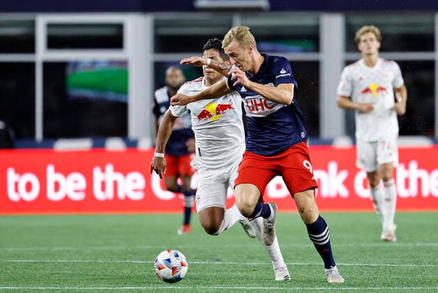FOXBOROUGH, MA - JUNE 23: New England Revolution forward Adam Buksa (9) slips past New York Red Bulls midfielder Frankie Amaya (8) during a match between the New England Revolution and the New York Red Bulls on June 23, 2021 at Gillette Stadium in Foxborough, Massachusetts. (Photo by Fred Kfoury III Icon Sportswire) SOCCER: JUN 23 MLS, Fussball Herren, USA - New York Red Bulls at New England Revolution Icon482210623025