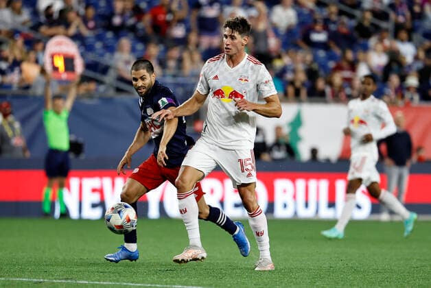 FOXBOROUGH, MA - JUNE 23: New York Red Bulls defender Sean Nealis (15) shields the ball from New England Revolution forward Carles Gil (22) during a match between the New England Revolution and the New York Red Bulls on June 23, 2021 at Gillette Stadium in Foxborough, Massachusetts. (Photo by Fred Kfoury III Icon Sportswire) SOCCER: JUN 23 MLS, Fussball Herren, USA - New York Red Bulls at New England Revolution Icon482210623026