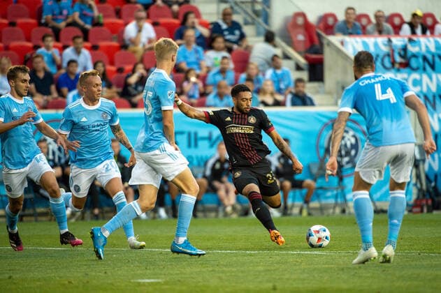 June 23, 2021, Harrison, NJ, US: Atlanta United midfielder JAKE MULRANEY 23 crosses the ball defended by New York City FC midfielder KEATON PARKS 55 and New York City FC defender MAXIME CHANOT 4 during a regular season game at Red Bull Arena in Harrison, NJ. New York City FC defeats Atlanta United 1-0 Harrison US - ZUMAs192 20210623_zap_s192_007 Copyright: xMarkxSmithx