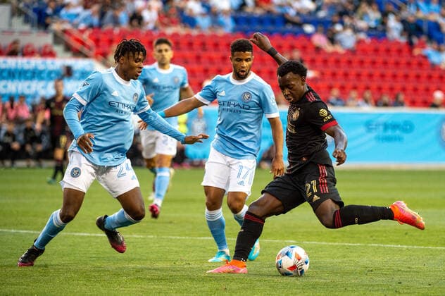 June 23, 2021, Harrison, NJ, US: Atlanta United defender RONALD HERNANDEZ 21 takes a shot on goal defended by New York City FC defender TAYVON GRAY 24 during a regular season game at Red Bull Arena in Harrison, NJ. New York City FC defeats Atlanta United 1-0 Harrison US - ZUMAs192 20210623_zap_s192_017 Copyright: xMarkxSmithx