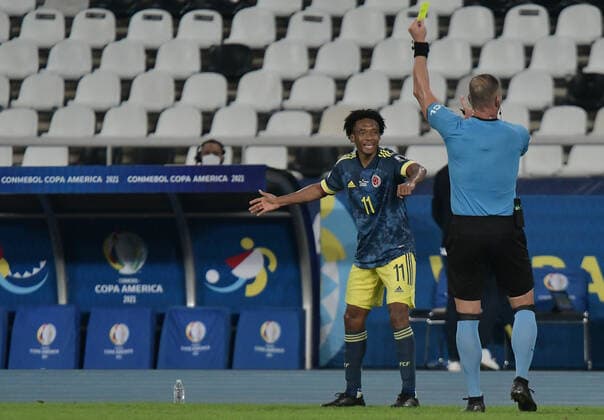23th June 2021; Nilton Santos Stadium, Rio de Janeiro, Brazil; Copa America, Brazil versus Colombia; Referee N& xe9;stor Pitana shows the yellow card to Juan Cuadrado of Colombia  ActionPlus12299201 MarcelloxDias