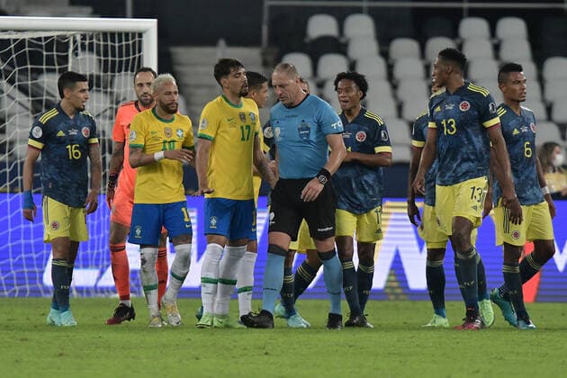 23th June 2021; Nilton Santos Stadium, Rio de Janeiro, Brazil; Copa America, Brazil versus Colombia; Neymar, Lucas Paquet& xe1; of Brasil and Juan Cuadrado of Colombia, complain to the referee N& xe9;stor Pitana  ActionPlus12299203 MarcelloxDias