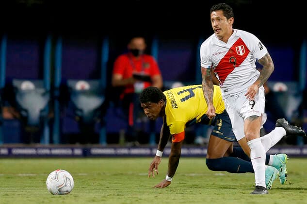 (210624) -- GOIANIA, June 24, 2021 -- Ecuador s Robert Arboleda (Back) vies with Peru s Gianluca Lapadula during the 2021 Copa America group B football match between Ecuador and Peru in Goiania, Brazil, on June 23, 2021. ) (SP)BRAZIL-GOIANIA-COPA AMERICA-ECUADOR VS PERU LUCIOxTAVORA 