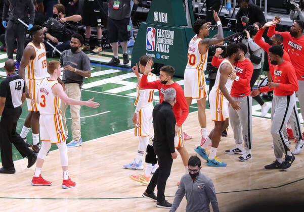 June 23, 2021, Milwaukee, WI, USA: The Atlanta Hawks celebrate as time expires in a 116-113 victory against the Milwaukee Bucks in Game 1 of the NBA, Basketball Herren, USA Eastern Conference Finals on Wednesday, June 23, 2021, at the Fiserv Forum in Milwaukee. Milwaukee USA - ZUMAm67_ 0122638566st Copyright: xCurtisxComptonx