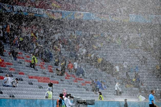 Sport Themen der Woche KW25 Feature, Regen, Unwetter, die Fans fliehen von der Tribuene. Gruppenphase, Vorrunde Gruppe F, Spiel M36, Deutschland (GER) - Ungarn (HUN) 2-2, am 23.06.2021 in Muenchen Deutschland, Fussball Arena (Alliianz Arena). Fussball EM 2020 vom 11.06.2021-11.07.2021.