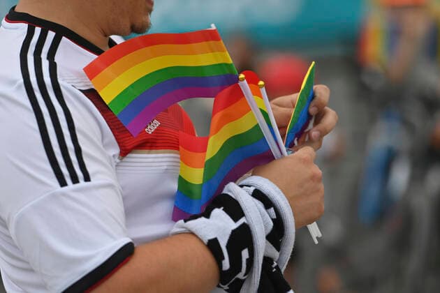 Feature, Fan aus GER mit LGBTQ * LGBT Fahnen, Regenbogenfahnen, Gruppenphase, Vorrunde Gruppe F, Spiel M36, Deutschland (GER) - Ungarn (HUN) 2-2, am 23.06.2021 in Muenchen Deutschland, Fussball Arena (Alliianz Arena). Fussball EM 2020 vom 11.06.2021-11.07.2021.