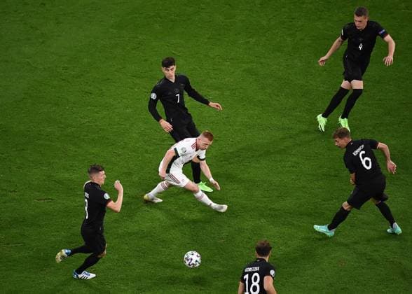 23.06.2021, xjhx, Fussball Europameisterschaft 2020 Gruppe F, Deutschland - Ungarn emspor, v.l. Toni Kroos (Deutsche Fussball Nationalmannschaft DFB), Kai Havertz (Deutsche Fussball Nationalmannschaft DFB), Laszlo Kleinheisler (Ungarn Hungary), Leon Goretzka (Deutsche Fussball Nationalmannschaft DFB), Joshua Kimmich (Deutsche Fussball Nationalmannschaft DFB), Matthias Ginter (Deutsche Fussball Nationalmannschaft DFB) Muenchen