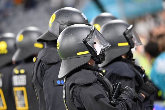 Polizei,Polizisten,Unterstuetzungskommando,USK vor dem ungarischen Fanblock. Gruppenphase, Vorrunde Gruppe F, Spiel M36, Deutschland (GER) - Ungarn (HUN) 2-2, am 23.06.2021 in Muenchen Deutschland, Fussball Arena (Alliianz Arena). Fussball EM 2020 vom 11.06.2021-11.07.2021.
