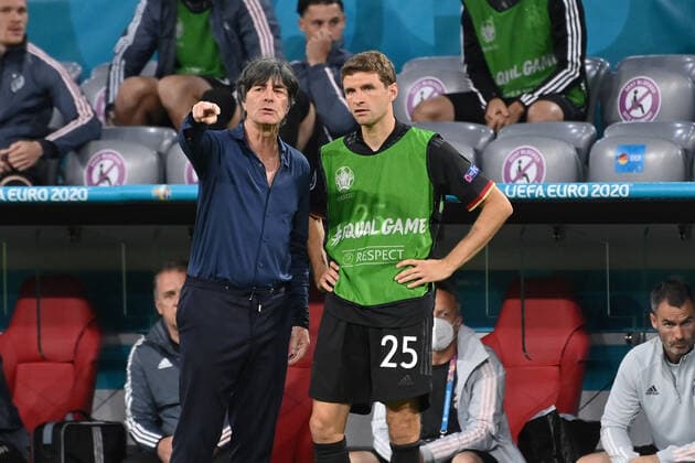Bundestrainer Joachim Jogi LOEW,LÖW (GER) mit Thomas MUELLER (GER) vor Einwechslung,Gestik,gibt Anweisungen. Gruppenphase, Vorrunde Gruppe F, Spiel M36, Deutschland (GER) - Ungarn (HUN) 2-2, am 23.06.2021 in Muenchen Deutschland, Fussball Arena (Alliianz Arena). Fussball EM 2020 vom 11.06.2021-11.07.2021.