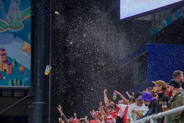 Jubel Fans aus DEN, werfen Bier, Bierbecher, Becher, Gruppenphase, Vorrunde Gruppe B, Spiel M27, Russland (RUS) - Daenemark (DEN) 1:4, am 21.06.2021 in Kopenhagen Daenemark. Fussball EM 2020 vom 11.06.2021-11.07.2021. Â
