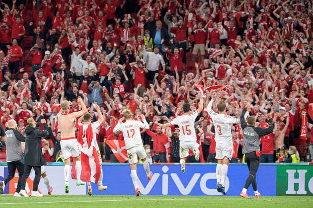 Schlussjubel Team DEN, La Ola mit den Fans, Ehrenrunde, Gruppenphase, Vorrunde Gruppe B, Spiel M27, Russland (RUS) - Daenemark (DEN) 1:4, am 21.06.2021 in Kopenhagen Daenemark. Fussball EM 2020 vom 11.06.2021-11.07.2021. Â