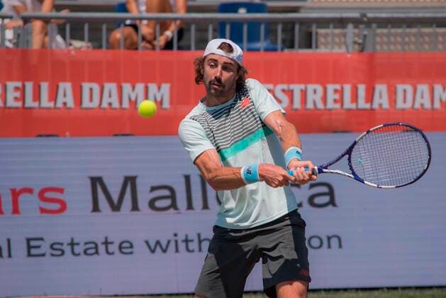 Australian tennis player Jordan Thompson returns the ball to Spanish Pablo Carreno during the Mallorca Championship ATP, Tennis Herren quarterfinal match held in Majorca, Spain, 24 June 2021. Mallorca Championship ATP !ACHTUNG: NUR REDAKTIONELLE NUTZUNG!  Copyright: xATIENZAx GRAF7127 20210624-61f0e8b2410f2137007a9dc07db086cde713782c