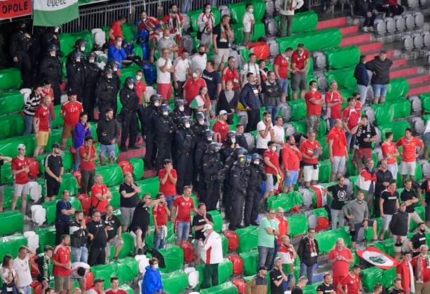 23.06.2021, Fussball, Europameisterschaft 2020, Gruppenspiel Gruppe F, Deutschland - Ungarn, in der Fußball Arena München. Die Bereitschafts-Polizei ist in den Ungarischen Fanblock gegangen um die Fans am Platzsturm zu hindern.