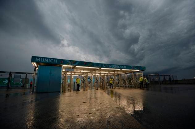 23.06.2021, Fussball, Europameisterschaft 2020, Gruppenspiel Gruppe F, Deutschland - Ungarn, in der Fußball Arena München. Vor dem Stadion braut sich ein großes Unwetter zusammen, unten der Security-Bereich vor dem Stadion.
