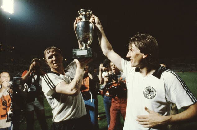 Endspiel der Europameisterschaft 1980 in Rom Deutschland wird Europameister - gewinnt gegen Belgien mit 2:1 durch das Kopfball Tor von Horst Hrubesch in der 89. Minute hier hält er den Europapokal zusammen mit Manfred Kaltz hoch Endspiel der Europameisterschaft 1980 in Rom Deutschland gegen Belgien 2:1 Horst Hrubesch erzielt das 2:1 für Deutschland in der 89. Minute hier hält er den Europapokal zusammen mit Manfred Kaltz hoch Rom Latium Italien Olympiastadion