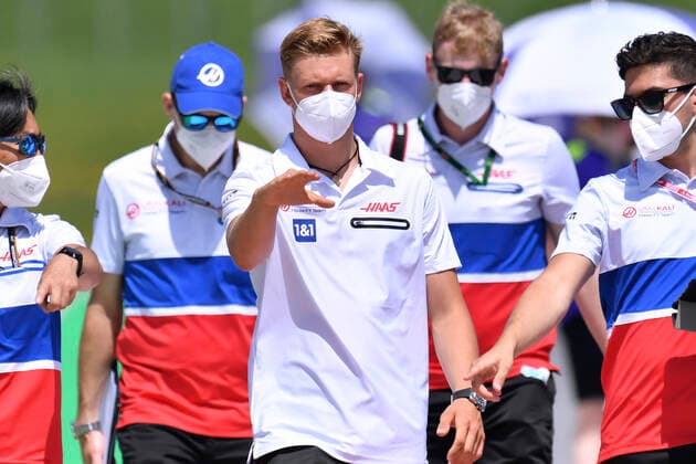 SCHUMACHER Mick F1 Team HAAS bei der Streckenbesichtigung am 1. Tag auf dem Austriaring mit seinen Mechanikern F1 Saison 2021 GP von Oesterreich am 24.Juni 2021 in Spielberg