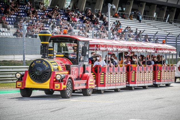 FORMULA 1 - GP of Styria 2021 SPIELBERG,AUSTRIA,24.JUN.21 - MOTORSPORTS, FORMULA 1 - Grand Prix of Styria, Red Bull Ring, preview. Image shows fans at the pit lane tour.  GEPAxpictures xManfredxBinder