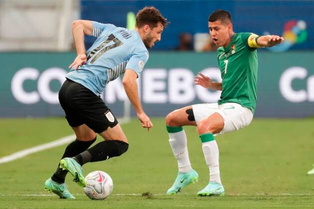 Uruguay s Matias Vina in action against Bolivia s Juan Carlos Arce, during a match for Group A of the Copa America at the Arena Pantanal stadium in Cuiaba, Brazil, 24 June 2021. Bolivia - Uruguay !ACHTUNG: NUR REDAKTIONELLE NUTZUNG!  Copyright: xRaulxMartinezx AME8262 20210624-22e0ceaeae265dc809c614140e909e4b5a9762cf