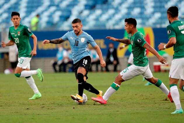 Uruguay s Giorgian de Arrascaeta in action against Bolivia s Jeyson Chura, during a match for Group A of the Copa America at the Arena Pantanal stadium in Cuiaba, Brazil, 24 June 2021. Bolivia - Uruguay !ACHTUNG: NUR REDAKTIONELLE NUTZUNG!  Copyright: xRaulxMartinezx AME8260 20210624-efe98d62030020122f2c7be1b544762bb69a7a23