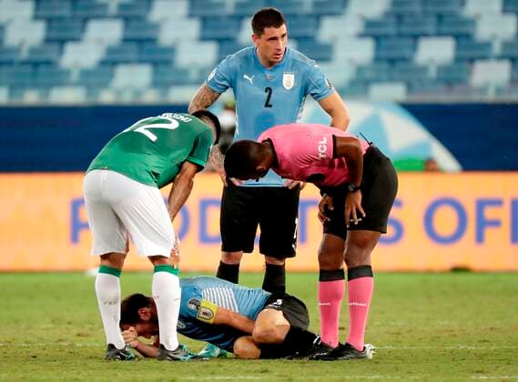 Diego Godin (below) from Uruguay complains today, during a match for Group A of the Copa America at the Arena Pantanal stadium in Cuiaba, Brazil, 24 June 2021. Bolivia - Uruguay !ACHTUNG: NUR REDAKTIONELLE NUTZUNG!  Copyright: xRaulxMartinezx AME8306 20210624-d43814086d355052875c5f6ecd6b7e3536111e71