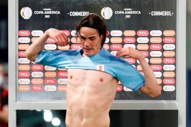 Uruguay s Edinson Cavani puts on his shirt to speak with the press after the end of a match against Bolivia for Group A of the Copa America at the Arena Pantanal stadium in Cuiaba, Brazil, 24 June 2021. Bolivia - Uruguay !ACHTUNG: NUR REDAKTIONELLE NUTZUNG!  Copyright: xSebastiaoxMoreirax AMDEP5364 20210624-f5dd722c6aa1c549853675fe80afadf05d20f486