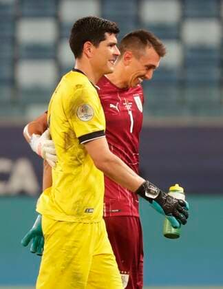 Goalkeepers Carlos Lampe (L) of Bolivia and Fernando Muslera of Uruguay speak today, during a match for Group A of the Copa America at the Arena Pantanal stadium in Cuiaba, Brazil, 24 June 2021. Bolivia - Uruguay !ACHTUNG: NUR REDAKTIONELLE NUTZUNG!  Copyright: xRaulxMartinezx AME8321 20210624-51dd05af58d593deb5fda672e0a577cdd9690d22