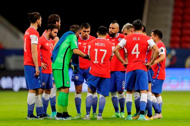 Chilean players meet at halftime today, during a match for Group A of the Copa America at the Mane Garrincha Stadium in Brasilia, Brazil, 24 June 2021. Chile - Paraguay !ACHTUNG: NUR REDAKTIONELLE NUTZUNG!  Copyright: xJoedsonxAlvesx AME8405 20210625-38bfe8a2f30f4e7cc07c4ee21c27ee073508c3f8