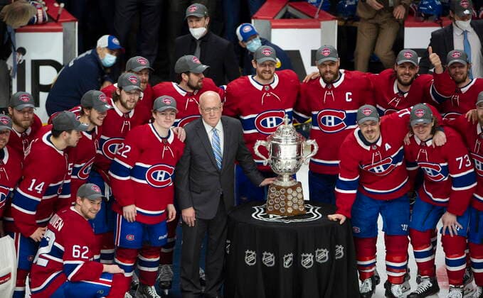 Bilder des Jahres 2021, Sport 06 Juni Sport Themen der Woche KW25 Sport Bilder des Tages June 24, 2021, Montreal, PQ, Canada: Montreal Canadiens pose with the Clarence Campbell trophy after defeating the Vegas Golden Knights to advance to the Stanley Cup finals following overtime NHL, Eishockey Herren, USA Stanley Cup playoff hockey semifinal action Thursday, June 24, 2021 in Montreal. Canada News - June 24, 2021  - ZUMAc35_ 20210624_zaf_c35_097 Copyright: xRyanxRemiorzx