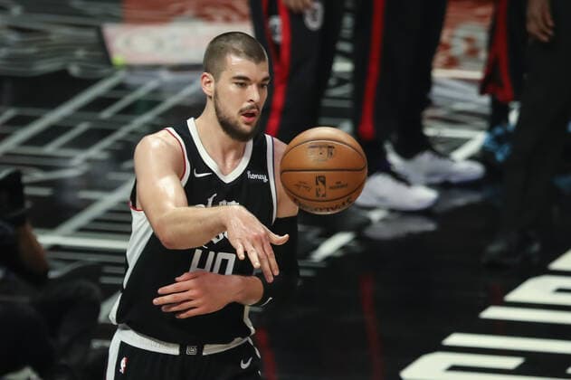 LOS ANGELES, CA - JUNE 24: LA Clippers center Ivica Zubac (40) inbounds the ball during the Phoenix Suns game versus the Los Angeles Clippers game 3 NBA, Basketball Herren, USA Western Conference Finals game on June 24, 2021, at Staples Center in Los Angeles, CA. (Photo by Jevone Moore Icon Sportswire) NBA: JUN 24 Western Conference Final - Suns at Clippers Icon210624029