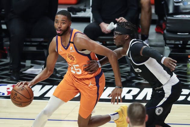 LOS ANGELES, CA - JUNE 24: Phoenix Suns forward Mikal Bridges (25) during the Phoenix Suns game versus the Los Angeles Clippers game 3 NBA, Basketball Herren, USA Western Conference Finals game on June 24, 2021, at Staples Center in Los Angeles, CA. (Photo by Jevone Moore Icon Sportswire) NBA: JUN 24 Western Conference Final - Suns at Clippers Icon210624052