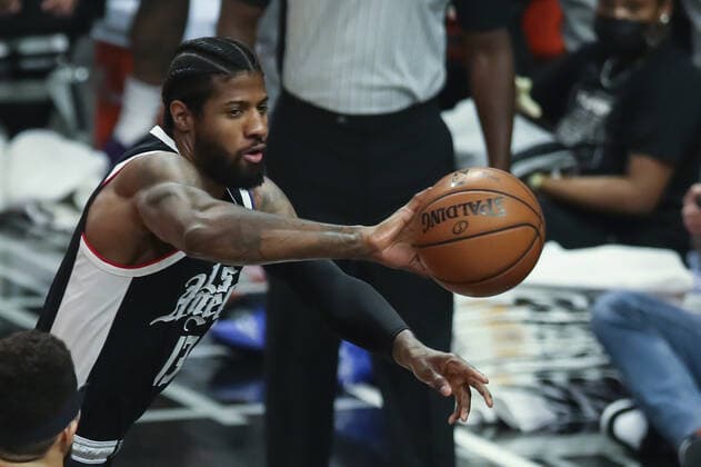 LOS ANGELES, CA - JUNE 24: LA Clippers guard Paul George (13) pass during the Phoenix Suns game versus the Los Angeles Clippers game 3 NBA, Basketball Herren, USA Western Conference Finals game on June 24, 2021, at Staples Center in Los Angeles, CA. (Photo by Jevone Moore Icon Sportswire) NBA: JUN 24 Western Conference Final - Suns at Clippers Icon210624007