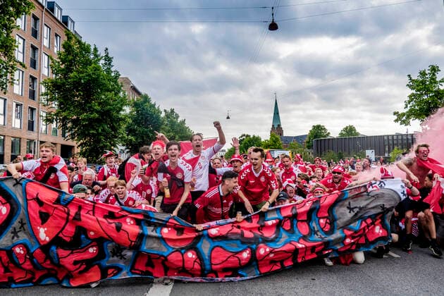 Football celebration in Copenhagen, Denmark Copenhagen, Denmark. 21st, June 2021. Danish football fans dressed with fan gear in red and white warm up with a fan march before the UEFA EURO, EM, Europameisterschaft,Fussball 2020 match between Denmark and Russia in Copenhagen. Copenhagen Denmark  Copyright: xGonzalesxPhoto RobertxHendelx