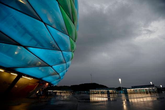 23.06.2021, Fussball, Europameisterschaft 2020, Gruppenspiel Gruppe F, Deutschland - Ungarn, in der Fußball Arena München. Die Aussen-Fassade leuchtet in Grün-Blau, am Münchner Himmel zieht ein schlimmes Unwetter auf.