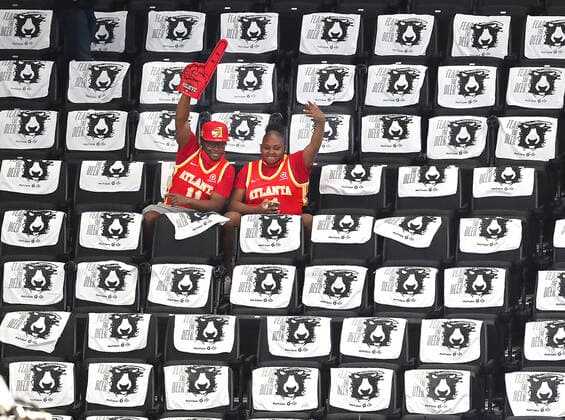 Sport Bilder des Tages June 25, 2021, Milwaukee, WI, USA: Kenneth Gates and Loera Carter are the first to arrive surrounded by Fear the Deer rally towels as they cheer for the Atlanta Hawks before the start of play against the Milwaukee Bucks in Game 2 of the NBA, Basketball Herren, USA Eastern Conference Finals on Friday, June 25, 2021, at Fiserv Forum in Milwaukee. Milwaukee USA - ZUMAm67_ 0122918903st Copyright: xCurtisxComptonx