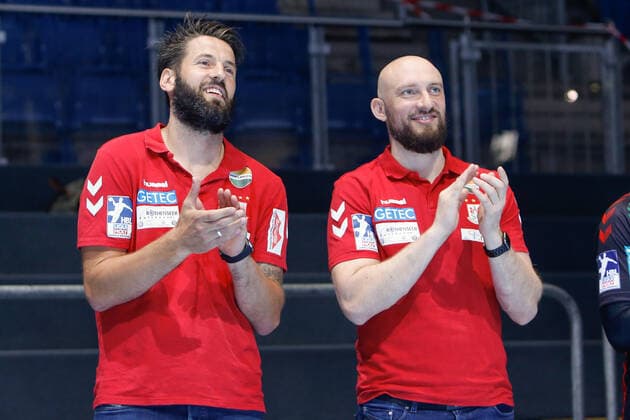24.06.2021, xtgx, Handball Liqui Moly HBL, SC Magdeburg - HSG Wetzlar emspor, v.l. Magdeburg mit Bennet Wiegert (Magdeburg, Trainer) und Yves Grafenhorst (Magdeburg, Co-Trainer) verabschiedet Justus Kluge Magdeburg