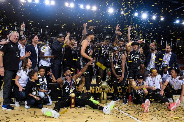 Joie des joueurs de l equipe de Lyon apres sa victoire - trophee - BASKET : Dijon vs Lyon - Final 4 - Rouen - 26 06 2021 FedericoPestellini Panoramic 