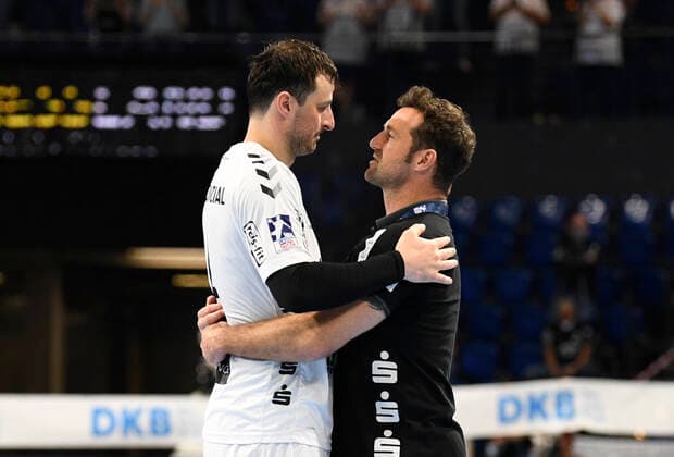 Domagoj Duvnjak (THW Kiel, 4) mit einer Umarmung für Lemgo-Trainer Florian Kehrmann, Männer, Handball-Bundesliga, THW Kiel vs TBV Lemgo-Lippe, Liqui-Moly-HBL, 37. Spieltag, Saison 2020 2021 24.06.21 Kiel Wunderino-Arena Schleswig-Holstein Germany