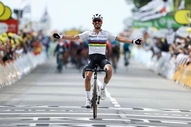 Bilder des Jahres 2021, Sport 06 Juni Sport Themen der Woche KW25 Sport Bilder des Tages Landerneau, France - June 26 : ALAPHILIPPE Julian (FRA) of DECEUNINCK - QUICK-STEP during stage 1 of the 108th edition of the 2021 Tour de France cycling race, a stage of 197,8 kms between Brest and Landerneau on June 26, 2021 in Landerneau, France, 26 06 2021 CYCLISME : 108e edition Tour de France 2021 Etape 1 - Brest to Landerneau - 26 06 2021 PhotoNews Panoramic 