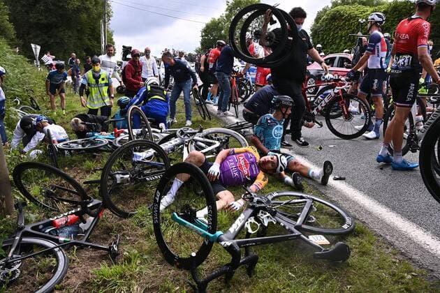 Sport Bilder des Tages LANDERNEAU, FRANCE - JUNE 26 : SBARAGLI Kristian (ITA) of ALPECIN-FENIX is involved in a crash during stage 1 of the 108th edition of the 2021 Tour de France cycling race, a stage of 197,8 kms between Brest and Landerneau on June 26, 2021 in Landerneau, France, 26 06 2021 CYCLISME : 108e edition Tour de France 2021 Etape 1 - Brest to Landerneau - 26 06 2021 PhotoNews Panoramic 