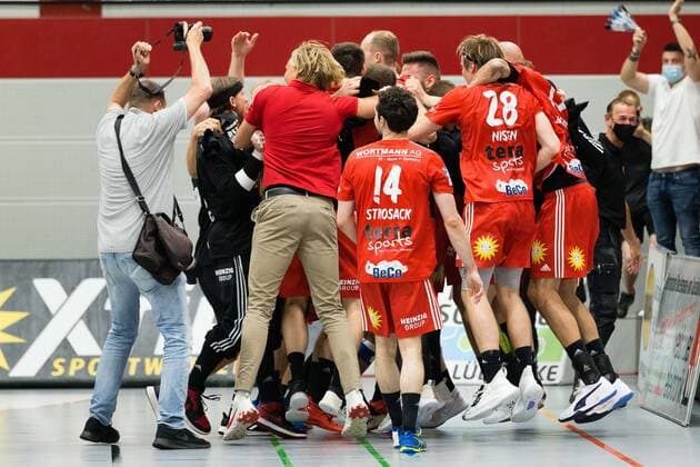 Sieges- und Aufstiegsjubel bei TuS N-Luebbecke GER, Handball, 2. Bundesliga, TuS N-Luebbecke gegen TuS Ferndorf, 26.06.2021 Luebbecke