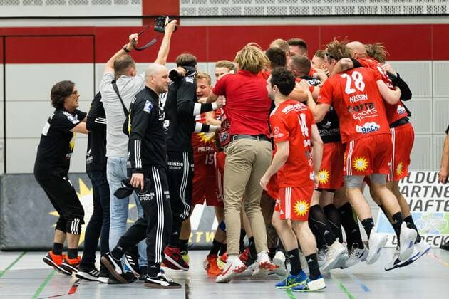 Sieges- und Aufstiegsjubel bei TuS N-Luebbecke GER, Handball, 2. Bundesliga, TuS N-Luebbecke gegen TuS Ferndorf, 26.06.2021 Luebbecke