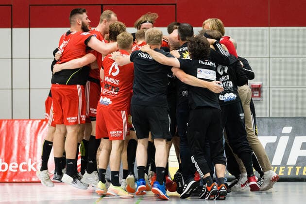 Sieges- und Aufstiegsjubel bei TuS N-Luebbecke GER, Handball, 2. Bundesliga, TuS N-Luebbecke gegen TuS Ferndorf, 26.06.2021 Luebbecke