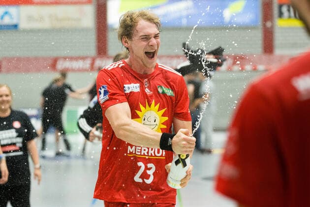 Sieges- und Aufstiegsjubel bei Valentin Spohn (TuS N-Luebbecke 23) GER, Handball, 2. Bundesliga, TuS N-Luebbecke gegen TuS Ferndorf, 26.06.2021 Luebbecke