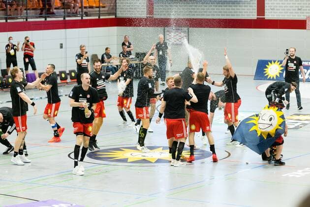 Sieges- und Aufstiegsjubel bei TuS N-Luebbecke GER, Handball, 2. Bundesliga, TuS N-Luebbecke gegen TuS Ferndorf, 26.06.2021 Luebbecke