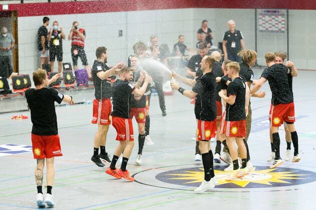 Sieges- und Aufstiegsjubel bei TuS N-Luebbecke GER, Handball, 2. Bundesliga, TuS N-Luebbecke gegen TuS Ferndorf, 26.06.2021 Luebbecke