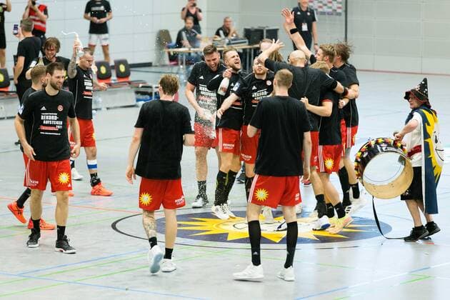 Sieges- und Aufstiegsjubel bei TuS N-Luebbecke GER, Handball, 2. Bundesliga, TuS N-Luebbecke gegen TuS Ferndorf, 26.06.2021 Luebbecke
