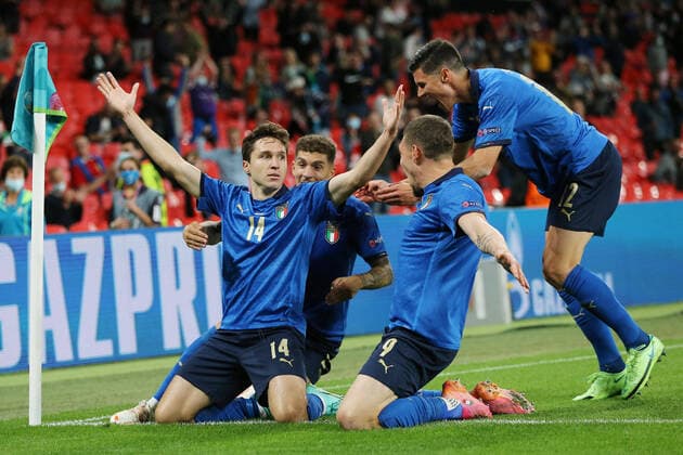 Bilder des Jahres 2021, Sport 06 Juni Sport Themen der Woche KW25 SOCCER - UEFA EURO, EM, Europameisterschaft,Fussball 2020, ITA vs AUT LONDON,ENGLAND,26.JUN.21 - SOCCER - UEFA European Championship, EM, Europameisterschaft round of 16, OEFB international match, Länderspiel, Nationalmannschaft Italy vs Austria. Image shows the rejoicing of ITA with Federico Chiesa (ITA).  GEPAxpictures xMichaelxZemanek