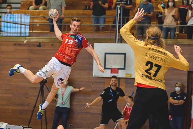 Bietigheim, Deutschland 26. Juni 2021: 2. BL - 20 21 - SG BBM Bietigheim vs. HSV Hamburg Jonas Gertges (HSV Hamburg), Torhueter Aron Rafn Edvardsson (SG BBM Bietigheim) Bietigheim-Bissingen Halle am Viadukt Baden-Württemberg Deutschland *** Bietigheim, Germany 26 June 2021 2 BL 20 21 SG BBM Bietigheim vs HSV Hamburg Jonas Gertges HSV Hamburg , Goalkeeper Aron Rafn Edvardsson SG BBM Bietigheim Bietigheim Bissingen Halle am Viadukt Baden Württemberg Germany