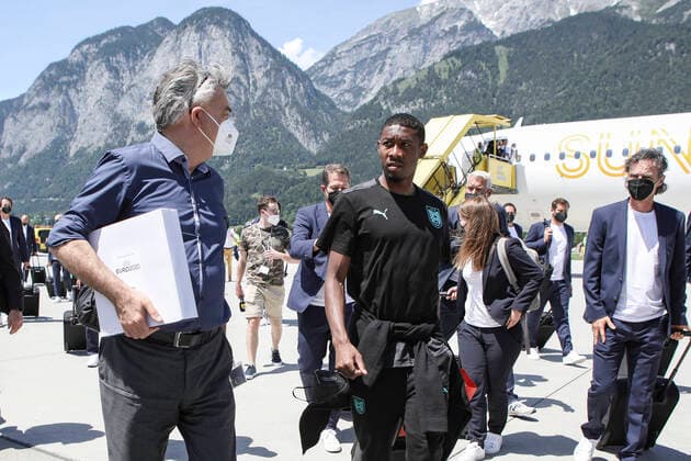 SOCCER - UEFA EURO, EM, Europameisterschaft,Fussball 2020, ITA vs AUT INNSBRUCK,AUSTRIA,27.JUN.21 - SOCCER - UEFA European Championship, EM, Europameisterschaft round of 16, OEFB international match, Länderspiel, Nationalmannschaft Italy vs Austria, arrival at airport. Image shows minister of sports Werner Kogler and David Alaba (AUT). GEPAxpictures xPatrickxSteiner